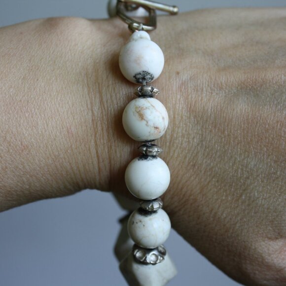 Beautiful white stone beaded bracelet statement piece Summer - Picture 1 of 8